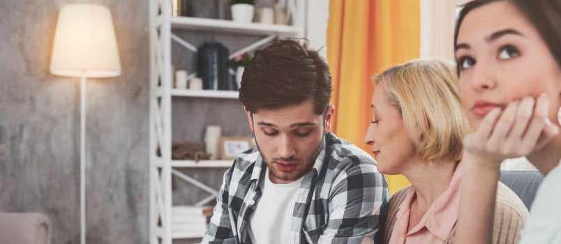 月经推迟出现血褐色怎么回事，宫颈糜烂危害健康并非小事。